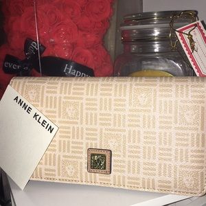 BRAND NEW♥️✨Unique Anne Klein Wallet